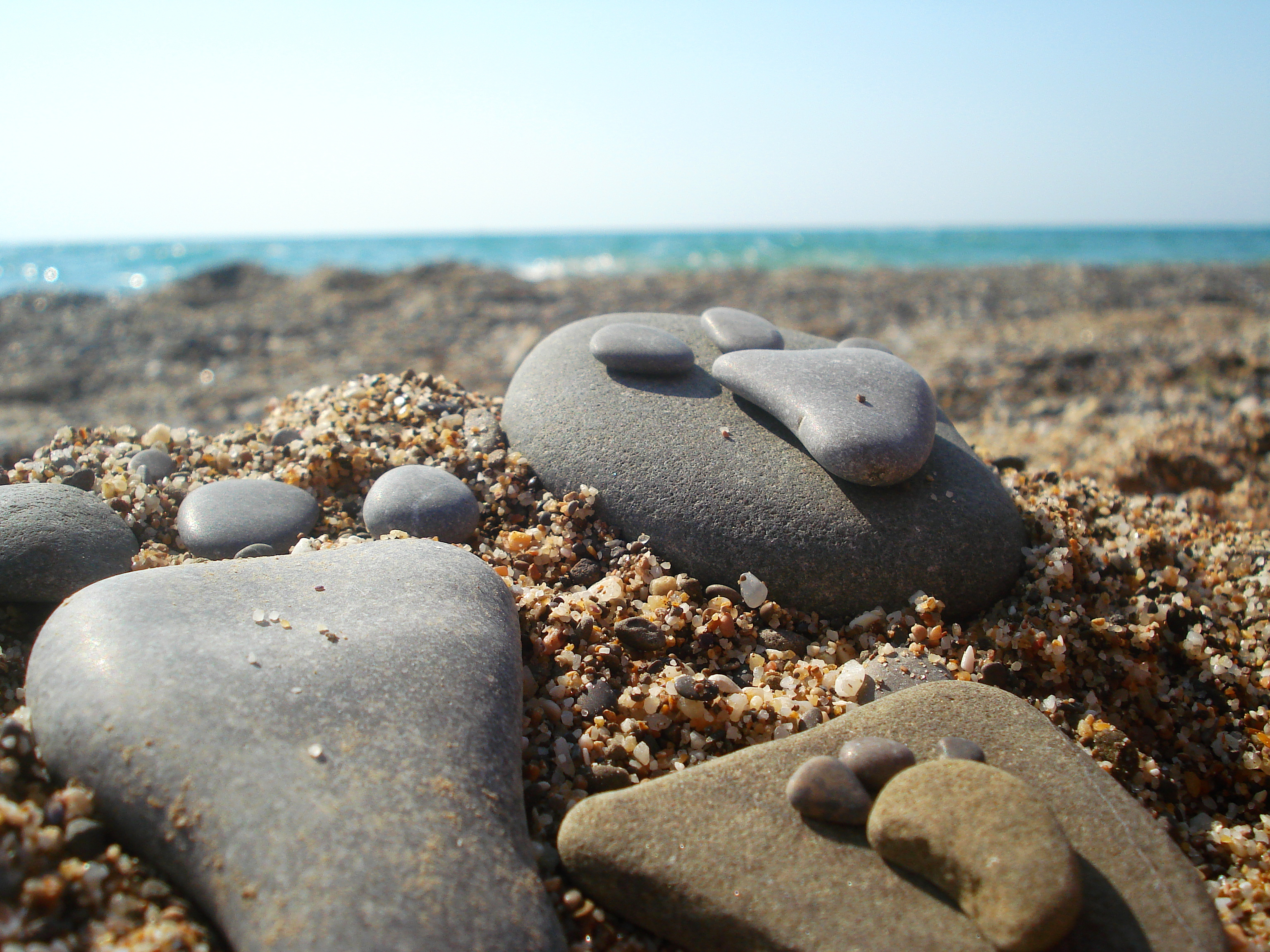 лето песок камень след море